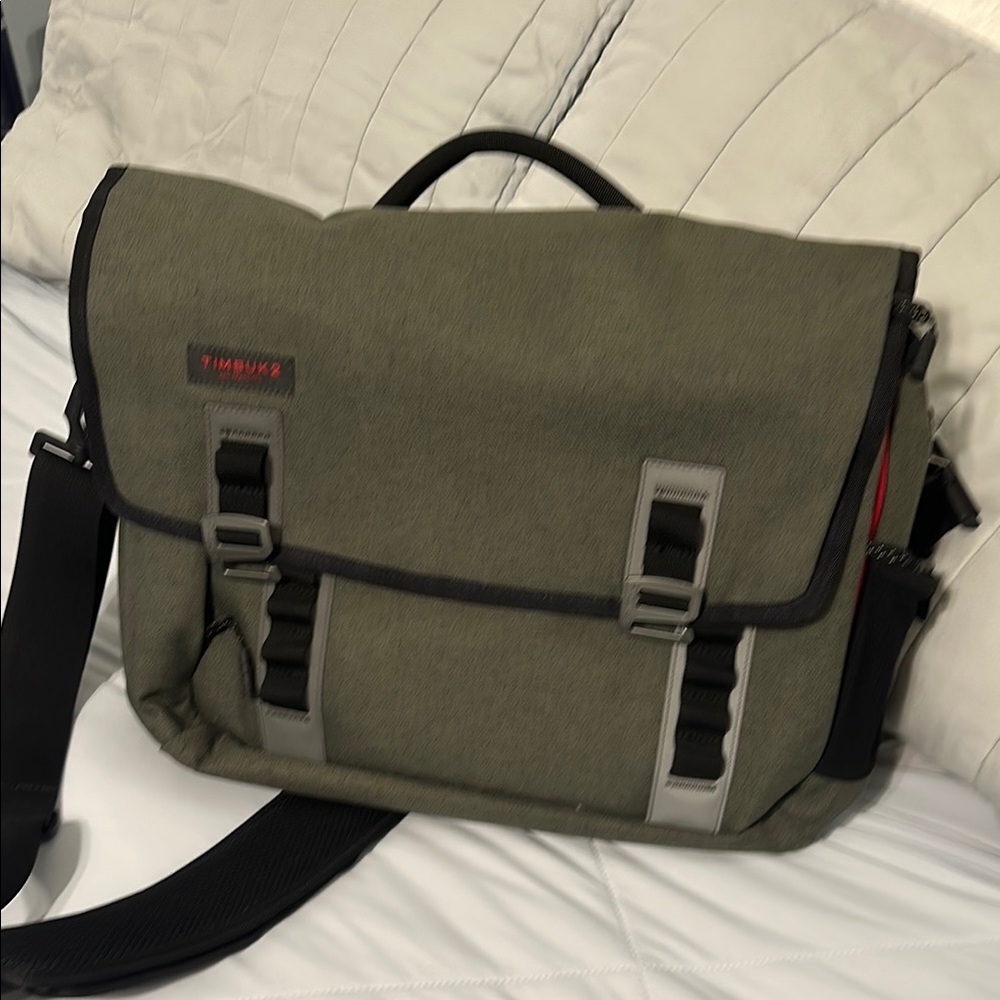 Timbuk2 Command Messenger Bag in Gray PERFECT CONDITION